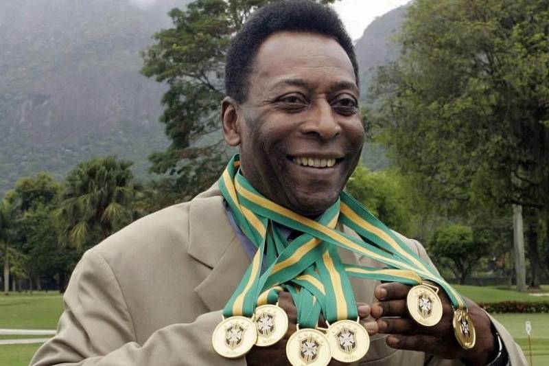Pele: Vua bóng đá với ba chiếc cúp vàng thế giới